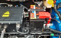 Ô tô điện dùng pin Lithium-ion sao vẫn có bình ắc-quy?