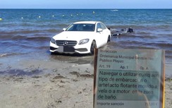 Quá tự tin về sức mạnh, Mercedes-Benz E-Class sa lầy trên bãi biển