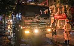 Hà Nội: Xe chở đất nghênh ngang chạy giờ cấm trong nội đô