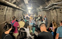 Hành khách hoảng loạn, bật khóc vì kẹt nhiều giờ trong đường hầm dưới biển