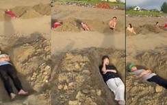 Xôn xao clip du khách nằm trong hàng chục “huyệt mộ” trên bãi biển