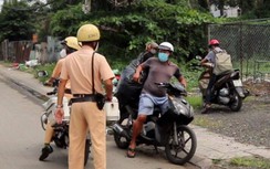 Bị CSGT "sờ gáy", tài xế nói "mua xe không có giấy tờ, phạt thì bỏ thôi"