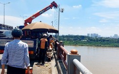 Xe container lao từ cầu Thanh Trì xuống sông: Khắc phục xong hư hỏng