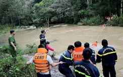 Công an Lâm Đồng dùng dây cứu 10 thiếu niên bị mắc kẹt trong rừng