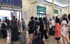 Hành khách ùn ùn đổ về ga Hà Nội chiều trước kỳ nghỉ lễ 2/9