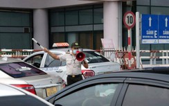 Một nhân viên an ninh sân bay Nội Bài bị lái xe taxi dùng tô vít tấn công