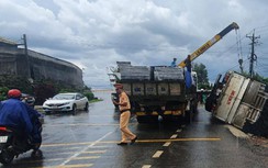 Khởi tố tài xế không GPLX trong vụ xe tải lật, đè chết 2 mẹ con ở Lâm Đồng
