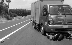Nữ tài xế xe máy bị thương sau va chạm với xe tải tại đường dẫn vào cao tốc