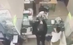 Video: Giây phút sinh tử nhân viên ngân hàng đối mặt tên cướp nghi có súng