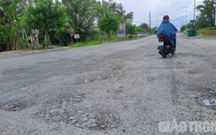 Cận cảnh đường Nguyễn Văn Cừ bị xe của Công ty Vạn Cường phá nát