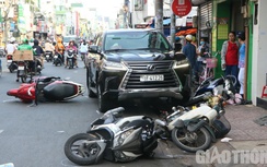 Ô tô tông hàng loạt xe máy, xe đạp ở TP.HCM, nhiều người bị thương