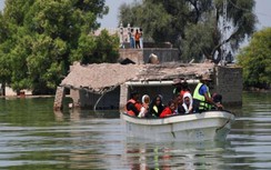 Pakistan dự định phá cao tốc cứu một huyện đang chìm trong nước lũ