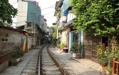 Hà Nội: Phố cà phê đường tàu vắng lặng sau khi bị rào chắn