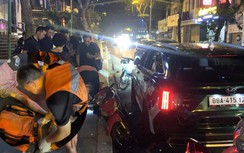 Ô tô gây tai nạn liên hoàn trên phố Trung Kính, nhiều người bị thương