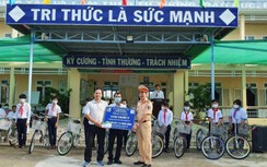 Trao xe đạp, thẻ bảo hiểm y tế cho học sinh khó khăn ở Bạc Liêu