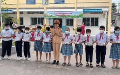 Cảnh sát đường thủy trao học bổng cho học sinh khó khăn ở Cần Thơ