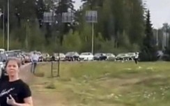 Video ô tô xếp hàng dài ùn ùn chờ qua biên giới từ Nga sang Phần Lan