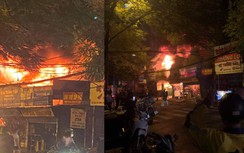 Ba ngôi nhà mặt phố Nhân Hòa bốc cháy trong đêm