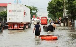 Cận cảnh xe và thuyền cùng “bơi” trên QL1 qua Nghệ An