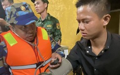 Cứu 9 ngư dân trên tàu cá bị chìm trong đêm ở vùng biển Thừa Thiên Huế