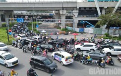 Cấm xe qua cầu Nguyễn Hữu Cảnh, sáng đầu tuần giao thông TP.HCM rối loạn