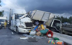 Xe tải bị xe container tông suýt rơi xuống cầu, ách tắc đường qua Hà Tĩnh