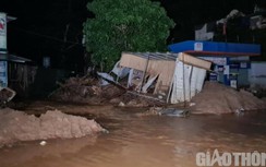 Lũ quét Kỳ Sơn: Quả đồi đổ sập, nước lũ ào xuống, ai nấy bỏ chạy thoát thân