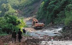 Lũ quét Kỳ Sơn: Còn vùng bị trôi nhà chưa thể tiếp cận vì sạt lở, tắc đường