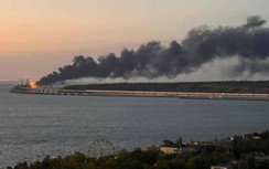Cây cầu trọng yếu nối Nga-Crimea cháy nổ dữ dội, Ukraine có bình luận ẩn ý