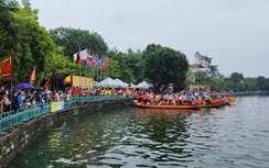 Video: Hàng trăm người dân Hà Nội xem bơi chải thuyền rồng ở Hồ Tây