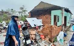 Lũ lớn cuồn cuộn, lốc xoáy bất ngờ đánh hỏng nhiều ngôi nhà ở Quảng Ngãi