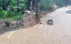 Quảng Nam: Băng qua sông chảy xiết, 2 người bị lũ cuốn mất tích