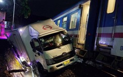 Xe tải mắc kẹt trên đường ray bị tàu hỏa tông trúng ở Khánh Hòa