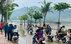 Nước lũ bủa vây cô lập một thị trấn ở Phú Yên, khẩn cấp di dời dân