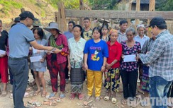 Những người làm báo Nghệ An hỗ trợ bà con vùng lũ quét