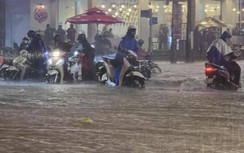 Mưa lớn lịch sử: Đà Nẵng ngập khắp nơi, ô tô, xe máy chìm nghỉm