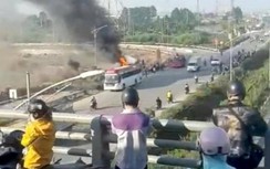 40 công nhân hốt hoảng tháo chạy khỏi chiếc xe bốc cháy trên đường đi làm