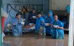 Công nhân cao tốc ăn mì tôm giữ công trường mênh mông nước sau lũ dữ