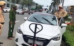 CSGT Đà Nẵng giải cứu ô tô nằm la liệt trên đường sau ngập lụt lịch sử