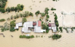 Gần 1.700 hộ bị ngập, bờ sông Thạch Hãn sạt lở, giao thông QL15D tê liệt