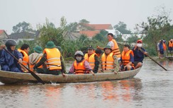 Chủ tịch Thừa Thiên Huế đi thuyền trao quà cho người dân ở rốn lũ