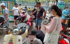 Ấm lòng những khoảnh khắc thấm đẫm tình người trong mưa lũ lịch sử Đà Nẵng