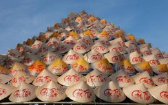 Du khách mê mẩn chiếc nón lá thư pháp khổng lồ ở bến Ninh Kiều