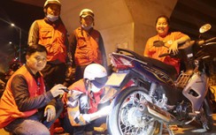 TP.HCM: Đội tình nguyện quận Bình Tân hỗ trợ người dân trong đêm