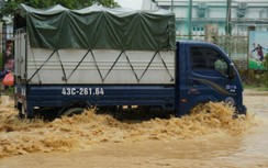 Nước chảy xiết đục ngầu sau mưa lớn, giao thông Đà Nẵng ách tắc nhiều nơi
