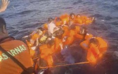 Tàu Indonesia chở 240 người bốc cháy trên biển, 14 người thiệt mạng