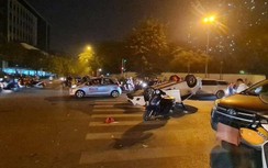 Ô tô Mazda lao vút vào các xe chờ đèn đỏ ở Hà Nội, 3 người bị thương