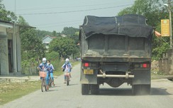 Hà Tĩnh: Né đường xấu, xe tải lớn luồn lách phá đường làng