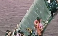 Sập cầu treo Ấn Độ, hàng trăm người rơi xuống nước, 60 người thiệt mạng