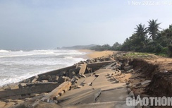 Kè biển ở Quảng Ngãi bị sóng biển đánh tan hoang, nhiều nhà dân bị uy hiếp